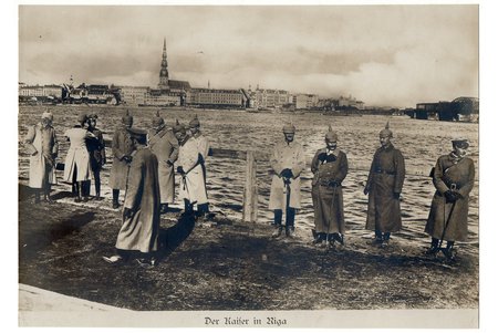 fotogrāfija, vācu ķeizars Vilhelms II (trešais no labās puses) ar virsniekiem, Daugavas kreisajā krastā, fonā Sv. Pētera baznīca, 1917. gada septembrī, kad pilsētu ieņēma vācu karaspēks. Foto: Berliner Verlag, Vācija, 1917 g., 20.8 x 29.7 cm