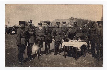 фотография, Латвийская армия, первый справа - Карлис Лобе, офицер Вооруженных сил Латвии и Латышского легиона, кавалер Ордена Трех звезд, Латвия, 20-30е годы 20-го века, 13,3x8,5 см