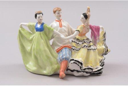 figurine, Friendship dance, porcelain, USSR, DZ Dulevo, molder - Chechulina, 11.5 cm, first grade, defects: gluing the neck of the girls, and a chip on the headdress