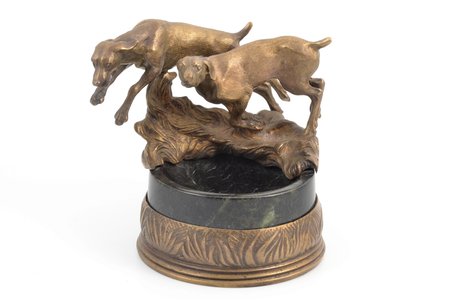 figurālā kompozīcija-pelnu trauks, "Mednieku suņi", bronza, marmors, h 12.5 cm, svars 2250 g., 20. gs. 1. puse