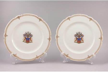 pair of decorative plates, coat of arms, porcelain, hand-painted, porcelain manufactory Jullien fils ainé, France, the 2nd half of the 19th cent., Ø 23.5 cm