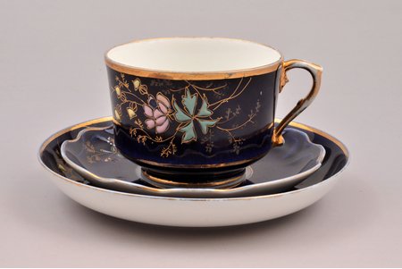 tea trio, porcelain, M.S. Kuznetsov manufactory, Russia, 1891-1917, Ø (saucers) 14.2 cm / 12 cm, h (cup) 5.6 cm, Dmitrov manufactory