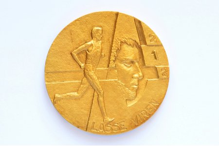 настольная медаль, в честь выдающевогося финского бегуна на длинные дистанции, 4-х кратного олимпийского чемпиона Лассе Арттури Вирена (экз. № 247/500), золото, 750 проба, Финляндия, 1976 г., 50.5 мм, 108.35 г