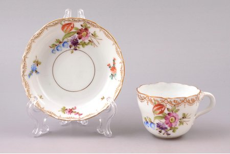 coffee pair, porcelain, Gardner manufactory, hand-painted, Russia, the border of the 19th and the 20th centuries, h (cup) 4.8 cm, Ø (saucer) 10.2 cm