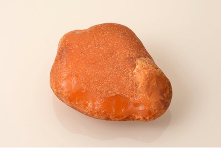 amber, 42.7 g., the item's dimensions 6.6 x 5 x 2.4 cm