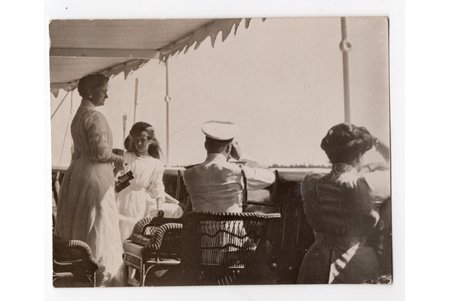 фотография, царь Николай II с семьей, на корабле, Российская империя, начало 20-го века, 10.8x8.8 см