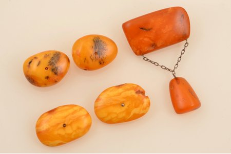a set of brooch and 2 pairs of cufflinks, amber, total weight of items 29 g., brooch 7 x 4.3 cm, cufflinks 2.2 x 3 cm / 3.5 x 2.4 cm; cufflinks with defects on clasps, brooch with chip on the surface