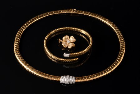 a set of a bracelet, a brooch and a necklace, gold, 750 standard, A. Tillander, total weight of items 96.975 g., diamonds, necklace 41 cm, bracelet (inner dimensions) 5.7 x 5.2 cm, brooch 2.2 x 1.8 cm, in a case