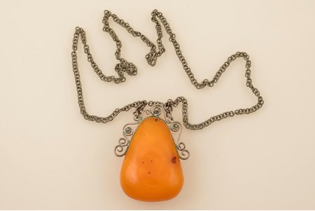 a pendant, amber, the item's dimensions 5.8 x 4.4 x 1.8 cm, item weight without chain 22.10 g