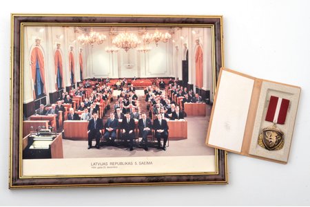 комплект: фотография и знак, Пятый Сейм Латвийской Республики (1994 г., 24 x 30.2 см); памятный знак участника баррикад 1991 года "BAF", № 422, в коробке, Латвия, 90-е годы 20-го века