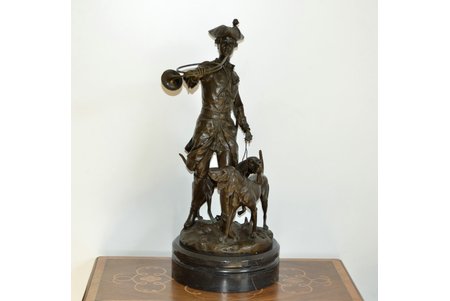 статуэтка, "Охотник с двумя собаками", бронза, мрамор, h 74 см, вес 34300 г., Франция, начало 21-го века