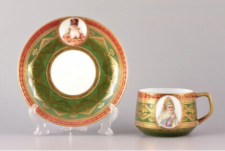 tējas pāris, porcelāns, Gardnera porcelāna rūpnīca, Krievijas impērija, 19. gs. beigas, h (tasīte) 5.5 cm, Ø (apakštasīte) 14.2 cm, maznozīmīgs nošķēlums uz tasītes iekšējas malas