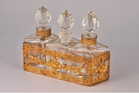 parfimērijas komplekts trim pudelēm, stikls, apzeltīts misiņš, 19. un 20. gadsimtu robeža, h 9.5 cm, kakliņa defekts vienai pudelei, ikdienas lietošanas pēdas