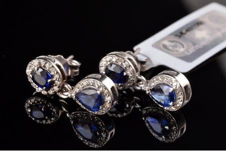 earrings, gold, 750 standard, 3.01 g., the item's dimensions 1.8 x 0.6 cm, diamonds, sapphire, sapphire with micro defects