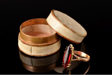 кольцо, золото, 585 проба, 2 г., размер кольца 16.75, искусственный камень, 20-30е годы 20го века, Латвия, в оригинальной коробочке с печатью мастера