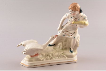 statuete, Meitene un zoss, porcelāns, PSRS, Minskas porcelāna-fajansa rūpnīca, 1957-1965 g., 15.8 cm