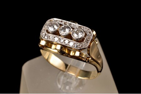 a ring, gold, 585 standard, 5.10 g., the size of the ring 18, diamonds, the 50ies of 20th cent., 3 central diamonds TW~ 0.36 ct (color and clarity: G/I, si/i), certificate (in electronic format)