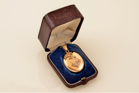 a medallion, gold, 18 k standard, 16.05 g., the item's dimensions 4 x 2.9 cm, Finland, in a case