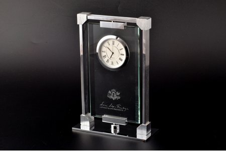 galda pulkstenis, "Latvijas Valsts prezidente Vaira Vīķe-Freiberga", Latvija, 20. un 21. gadsimtu robeža, metāls, stikls, h 18.5 cm, pamatne 12.7 x 5.1 cm, ciparnīcas diametrs 5.5 cm