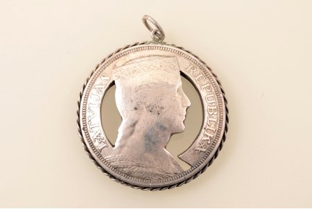 a pendant, made of 5 lats coin, silver, 23.06 g., the item's dimensions Ø 3.9 / 4.2 cm, the 20-30ties of 20th cent., Latvia