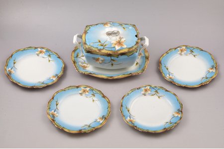 set, sauceboat and 4 plates, porcelain, M.S. Kuznetsov manufactory, hand-painted, Russia, 1891-1917, sauceboat h (with lid) 12 cm, base 20.2 x 15 cm, plate Ø 15.4 cm, Dmitrov factory; hairline crack oh the side of sauceboat and on one plate, 2 of the plates with chips on the surface of the edge