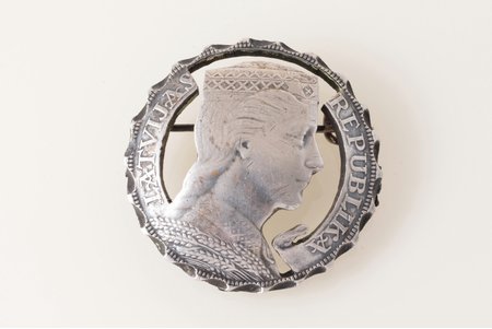 sakta, no 5 latu monētas, sudrabs, 20.98 g., izstrādājuma izmērs Ø 3.7 cm, 20 gs. 20-30tie gadi, Latvija
