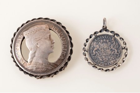 set of pendant and sakta, made of 5 lats and 1 lat coins, silver, total weight of items 30.55 g; pendant Ø 2.9 cm, sakta Ø 4.1 cm, missing pin, the 20-30ties of 20th cent., Latvia