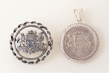 комплект: кулон и сакта, из 2-латовых монет, серебро, общий вес изделий 22.25 г; кулон Ø 3.2 см, 835 проба, сакта Ø 3.3 см, 20-30е годы 20го века, Латвия