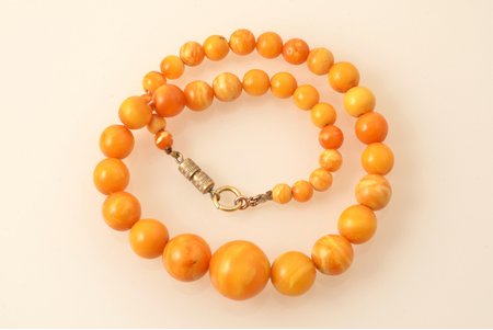 beads, amber, 21.11 g., length 39 cm, largest stone size Ø 17.5 mm
