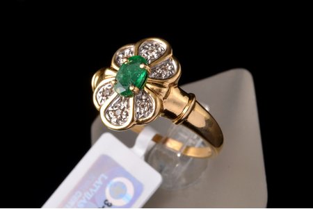 a ring, gold, 750 standard, 3.83 g., the size of the ring 17.5, diamonds, emerald