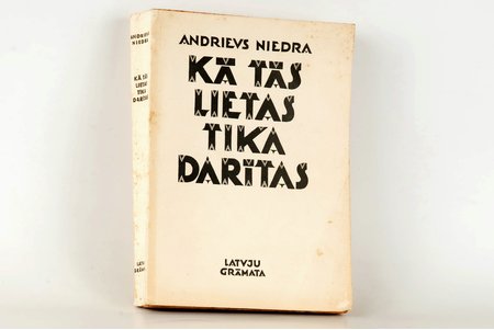 A. Niedra, "Kā tās lietas tika darītas", 1943 g., Latvju kultūra, Rīga, 339 lpp., vāku zīmējis S. S. Vitbergs