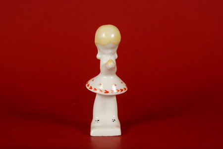 statuete, Meitene ar cāli, porcelāns, Rīga (Latvija), PSRS, Rīgas porcelāna rūpnīca, 20 gs. 60tie gadi, 8 cm