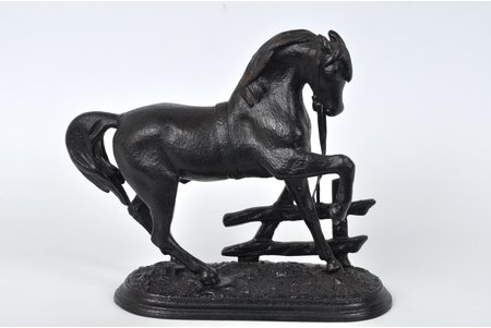 figurālā kompozīcija, Zirgs pie žoga, čuguns, 15.5 cm, svars 1260 g., PSRS, Kusa, 1960 g.